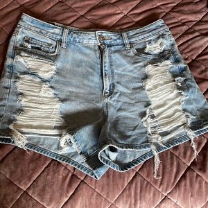 American Eagle Distressed Mom Short